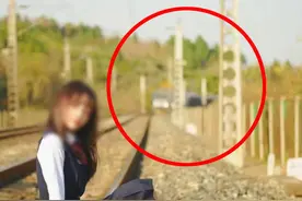 网传女孩铁轨上行走照引关注 警方：影楼摄影师带女大学生到铁路上拍照，拘2天图片