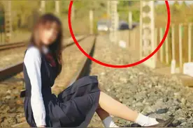网传女孩铁轨上行走照引关注 警方：影楼摄影师带女大学生到铁路上拍照，拘2天图片