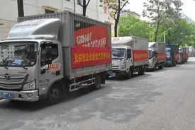 货拉拉保供司机：蹲路灯下吃泡面解压，睡在车上图片