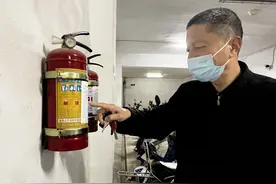 担心电动车棚不安全？老党员的“连环招”给居民吃下“定心丸”图片