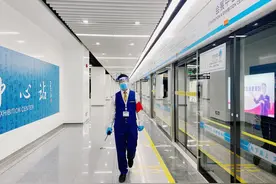 疫情防控，郑州地铁的“静”与“动”图片