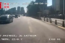 暖心！路遇大风吹翻三轮车，公交司机停车救老人图片