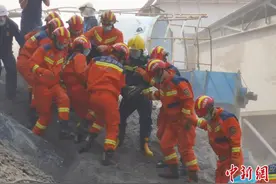 山西晋中榆次一企业粉煤灰仓倾倒7人被困 已救出5人图片