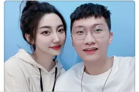 两人同名同姓坐同一航班，成了情侣！女孩发声：名字是捡来的图片