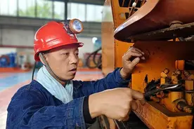 徐爱斌：开煤矿综掘机的一线工匠图片