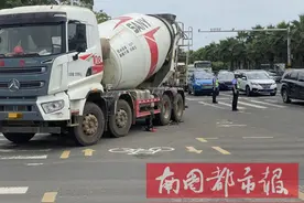 海口一水泥罐车转弯压倒电动车，1人不幸身亡图片