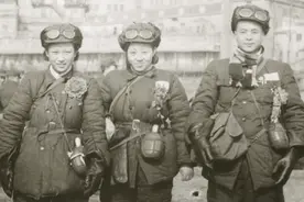 临港方舱的93岁奶奶：17岁成为护士，参加抗美援朝，荣立三等功图片