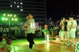 唱响青春之歌！长江职院草地音乐节燃爆夜空图片