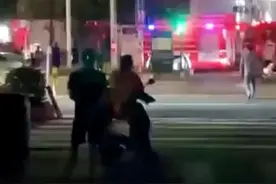 执勤民警偶遇大排挡火灾情，现场上演警民急速救援图片