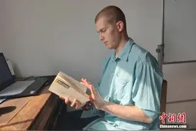 德国小伙来华学中医，补药吃太多吃到流鼻血……图片