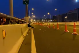 15小时之后，这位00后女孩坐上了离沪返乡的列车视频封面