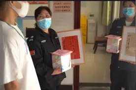 8名学生母亲节为宿管阿姨送惊喜：一声“妈妈”令其破防图片
