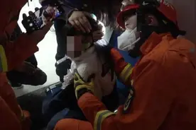 父女钓鱼，宝爸甩钩误伤了娃图片