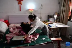 带着母亲上学的“00”后女孩：妈妈在，“家”就在图片