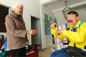 行动不便、说话也困难……母亲节这天，脑瘫小伙吃力地给养母拍了张照图片