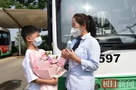 暖心！9岁男孩到公交停车场为母亲送节日礼物图片