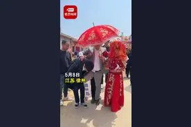 脚踝被200斤朋友压断骨折，新郎被抬着结婚，笑称：这样的婚礼能记一辈子图片