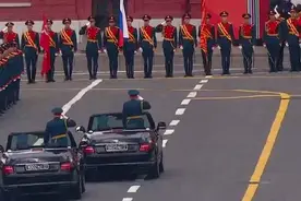 现场画面！俄防长检阅部队全程敬礼，受阅部队高呼“乌拉”图片