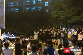 老教授校园唱歌涨粉10万后热度跌落 回应：有预料，只要学生喜欢就好图片