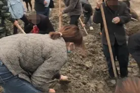 开封河滩发现古钱币，市民带金属探测器寻宝，官方：要上交图片