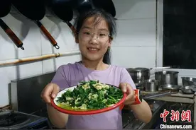 江苏无锡10岁女孩会做50多道菜 从小就爱在厨房玩图片