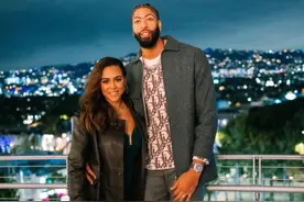 戴维斯晒与妻子、母亲合照：祝这两位女人母亲节快乐图片