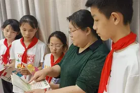 武汉小学生手绘诗集传承红色基因图片