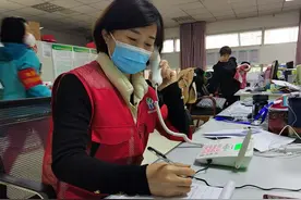 战“疫”志愿红｜就地“转岗”临时“入编”，他们在新岗位上依然冲在前图片