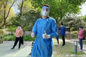 首钢男篮队长翟晓川在社区当志愿者图片