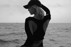 疯狂嘶哈！Lisa海边随拍 穿裹身半透长裙秀美背图片