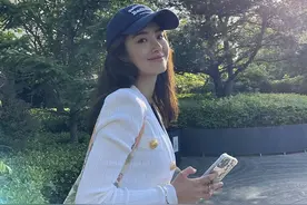 杨采钰春日随拍记录生活碎片 和朋友骑共享单车郊外野餐图片