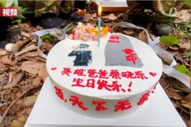 “爸爸，我来给你切蛋糕……”图片