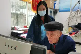 安徽92岁老人考驾照 梦想自驾游览祖国河山图片