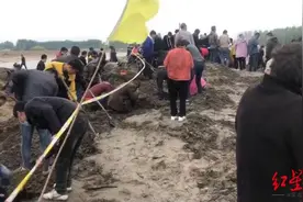 开封贾鲁河发现古钱币引发村民蜂拥“淘金”，已有人主动上交治安大队图片