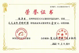 江西男子带84岁中风父亲打工6年，获1万元正能量奖励图片
