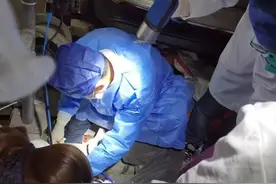 男子被立体车库绞伤左腿，医生户外手术为他截肢保命图片