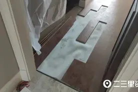 收房时发现瑕疵已整改，咸阳一业主7个月后发现屋内地板被拆图片