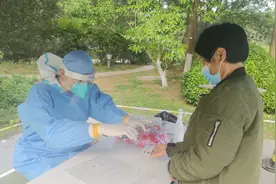 核酸检测点，这个志愿者身高超两米！居民一眼认出：翟晓川图片