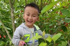 贵州5岁萌娃独自帮爸爸卸货34件 网友称赞：小小年纪就有了男子汉的肩膀图片