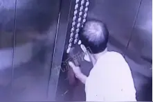 大爷坐电梯时往按键上吐痰，脱下皮鞋涂抹均匀，家属：精神有问题，已道歉图片