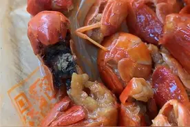 网友反映成品虾里生蛆，商家：门没关好，苍蝇飞进来产了卵图片