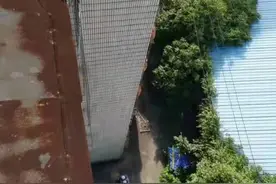 汽修店离家仅5米左右 噪音和异味让附近住户难以忍受图片