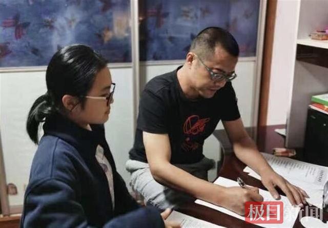 家长考试、孩子阅卷，“花式夸娃”让爱意传递