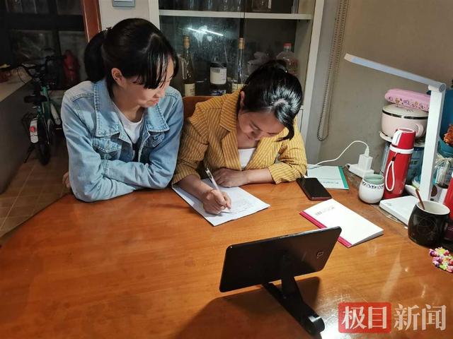 家长考试、孩子阅卷，“花式夸娃”让爱意传递