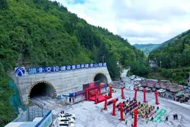 湖北恩施：张南高速两隧道贯通图片