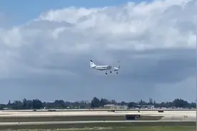 美国一飞行员疑似空中发病，零经验乘客听塔台指挥驾驶飞机着陆图片