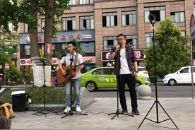 31岁医生患恶性脑瘤，同事为他“摆摊”路演筹款：他平时工作努力认真图片