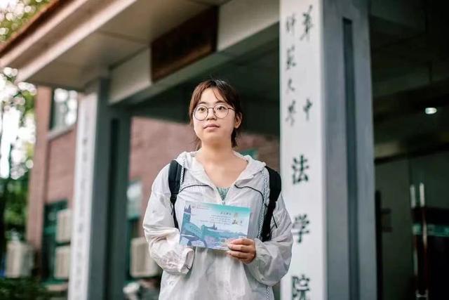 李欣雨与录取通知书合影.
