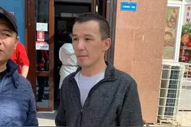 8楼阳台徒手救女童 哈萨克斯坦男子被授予“英勇勋章”图片