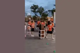 重庆广场舞大妈跟轮滑小朋友抢场地，踢倒轮滑路障，社区：如无协议，只能遵循先来后到原则图片